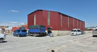 Eskişehir'de bacakları iş makinesine sıkışan işçi yaralandı