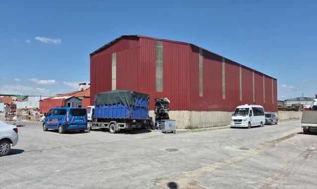 Eskişehir'de bacakları iş makinesine sıkışan işçi yaralandı