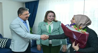 Eskişehir Valisi Yılmaz, koruyucu aileyi ziyaret etti