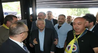 Fenerbahçe Kulübü Başkan Adayı Aziz Yıldırım, taraftarlarla bir araya geldi