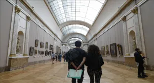 Fransız parlamenterler Louvre Müzesi soygunu sonrası güvenlik önlemlerinin artırılmasını istiyor
