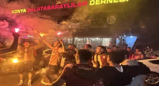 Galatasaraylı taraftarlar 26. şampiyonluğunu kutluyor