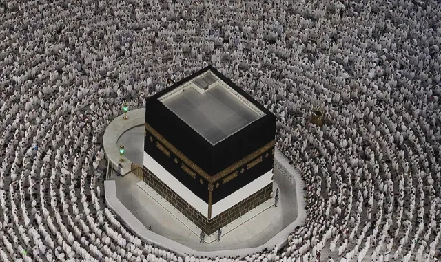 Hacı adayları Kurban Bayramı öncesi son cuma namazını Kabe'de kıldı