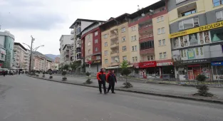 Hakkari'de temel kazısı sonrası çatlakların oluştuğu bölgede 2 bina daha boşaltıldı