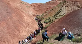 Iğdır'da doğa severler, Gökkuşağı Tepeleri'nde uçurtma uçurdu