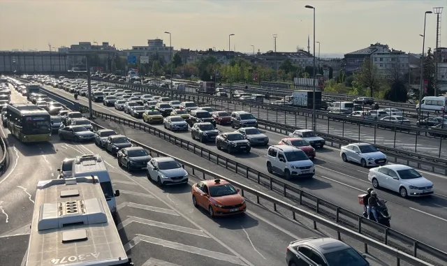 İstanbul'da akşam saatlerinde trafik yoğunluğu yüzde 78'e çıktı