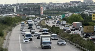 İstanbul-İzmir Otoyolu'nda bayram tatili nedeniyle akıcı yoğunluk yaşanıyor