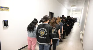 Kocaeli merkezli dolandırıcılık operasyonunda yakalanan 35 zanlı tutuklandı