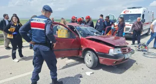 Konya'da iki otomobilin çarpıştığı kazada 5 kişi yaralandı