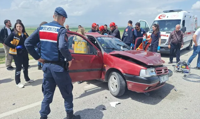 Konya'da iki otomobilin çarpıştığı kazada 5 kişi yaralandı