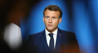 Macron, Kenya'daki panelde konuşmacıları dinlemeyip gürültü yapan katılımcıları sahneye çıkarak susturdu