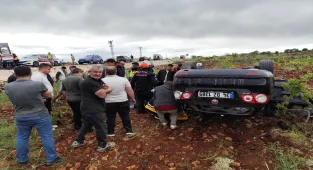 Mardin'de devrilen otomobildeki 1 kişi öldü, 2 kişi yaralandı 