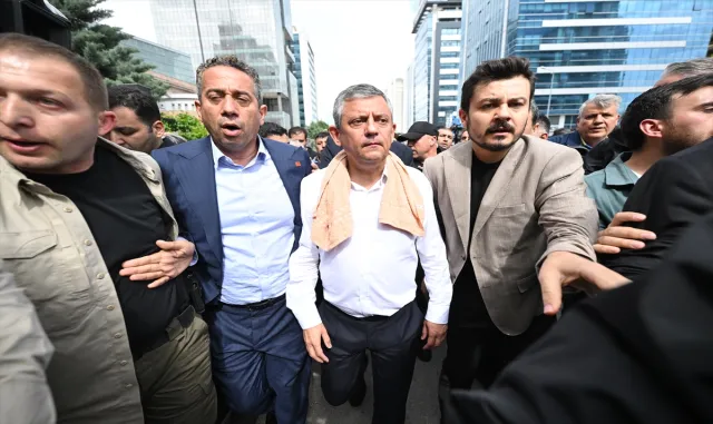 Özgür Özel, CHP Genel Merkezi'nden ayrıldı: