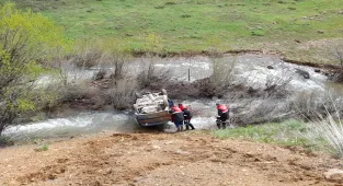 Sivas'ta dereye düşen otomobildeki 4 kişi yaralandı