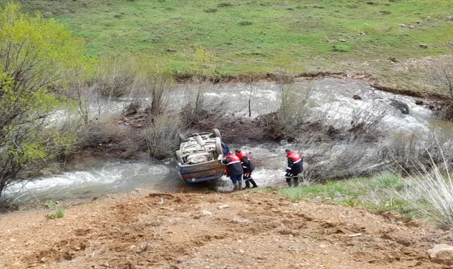 Sivas'ta dereye düşen otomobildeki 4 kişi yaralandı