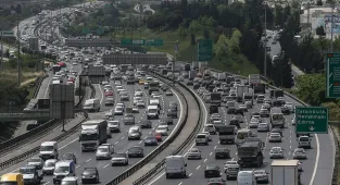 Trafik kazası sonucu yatağa bağımlı kalan genç kız, fizik tedaviyle yürümeye başladı