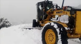 Tunceli'de heyelan nedeniyle ulaşıma kapanan köy yolu ekiplerce açıldı