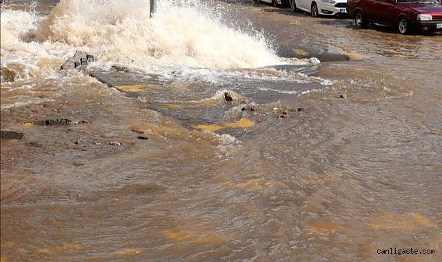 Adana'da içme suyu borusunun patlaması nedeniyle yollarda su birikintisi oluştu