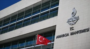 Anayasa Mahkemesi, boşanan eşe süresiz nafaka verilmesine ilişkin düzenlemeyi oy çokluğuyla iptal etti