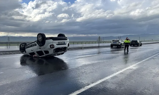 Ardahan'da devrilen otomobilin sürücüsü yaralandı