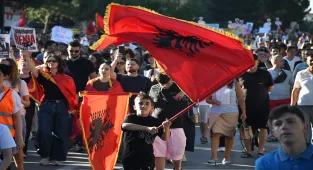 Arnavutluk'ta bir kez daha binlerce kişinin katılımıyla turizm projesi karşıtı gösteri düzenlendi