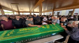 Denizli'deki otobüs kazasında ölen anne ve kızının cenazeleri İzmir'de defnedildi