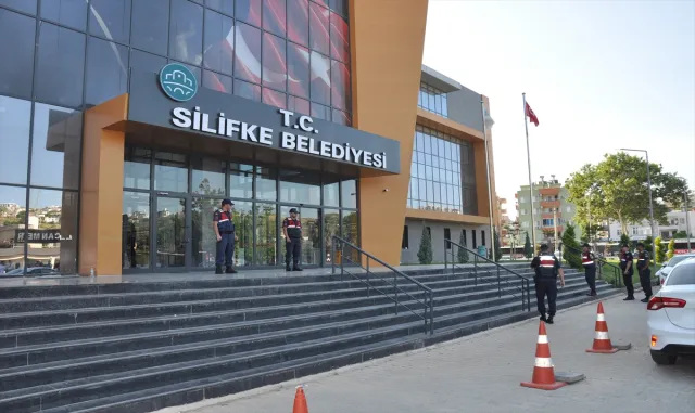 GÜNCELLEME 2 - Silifke Belediyesine yönelik operasyonda Belediye Başkanı Turgut ve 17 şüpheli gözaltına alındı