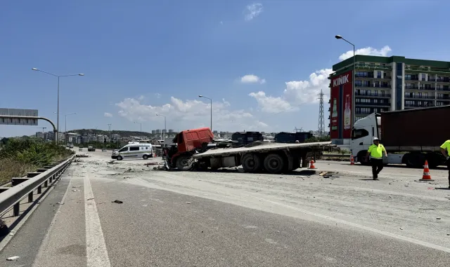 GÜNCELLEME - Bursa'da 3 araca ve bariyere çarpan kamyonun sürücüsü öldü