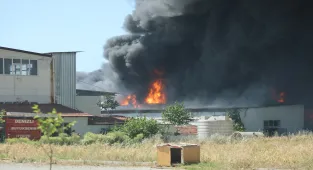 GÜNCELLEME - Denizli'de kauçuk fabrikasında çıkan yangın kontrol altına alındı