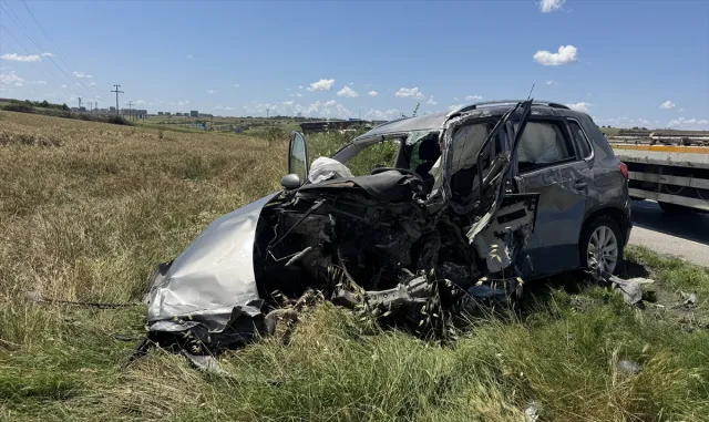 GÜNCELLEME - Edirne'de tır ile SUV tipi aracın çarpışması sonucu yaralanan sürücü yaşamını yitirdi