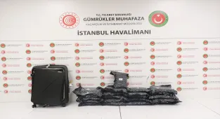 İstanbul Havalimanı'nda valizinde 22,5 kilogram esrar bulunan zanlı tutuklandı