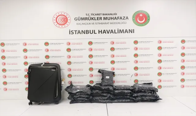 İstanbul Havalimanı'nda valizinde 22,5 kilogram esrar bulunan zanlı tutuklandı