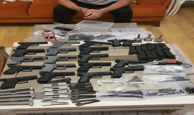 İzmir'de suç örgütleri operasyonunda yakalanan 10 şüpheli tutuklandı