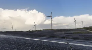 Küresel yenilenebilir enerji kurulu gücü 5 teravatı aşarak 2030 hedefinin yarısına yaklaştı