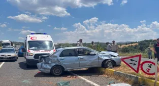 Uşak'ta otomobilin refüje çarptığı kazada baba ile kızı yaralandı