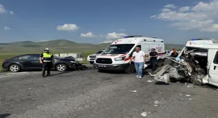 Ardahan'da otomobil ile panelvan çarpıştı, 7 kişi yaralandı