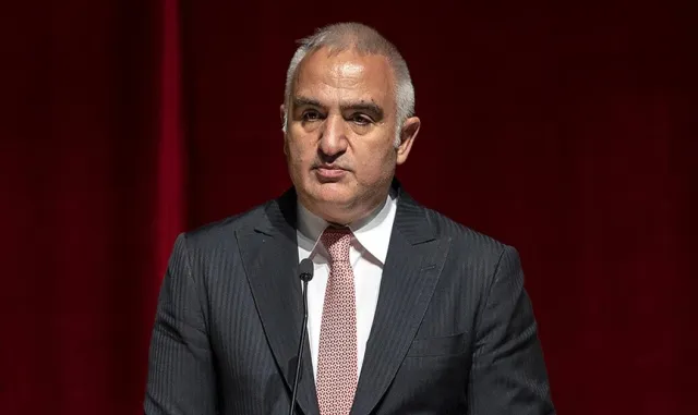 Bakan Ersoy, İslam Kültür, Sanat ve Tarih Araştırma Merkezi'ni ziyaret etti