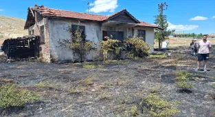 Beypazarı'ndaki anız yangınında 3 bağ evi kullanılamaz hale geldi