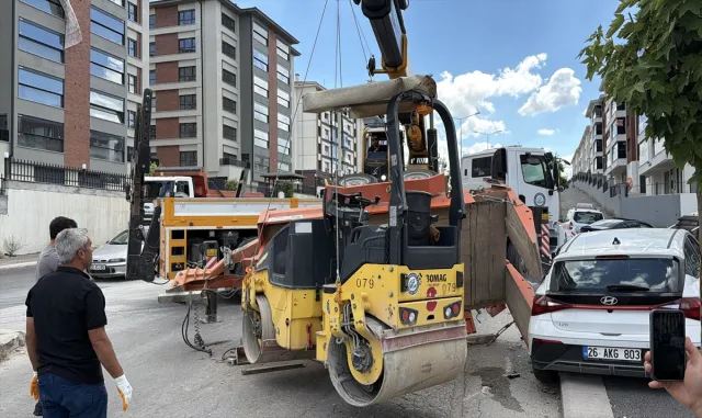 Anadolu Otoyolu'nda emniyet şeridinde meydana gelen kazada 4 kişi yaralandı