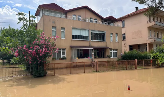 Kastamonu'da su baskınları nedeniyle zemin katlarda yaşayanlar tahliye edildi (GÜNCELLEME)