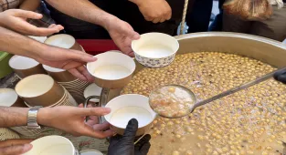 Kırşehir'de esnaf odaları birliği 6 bin kişiye aşure ikram etti