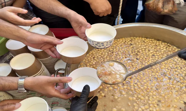 Kırşehir'de esnaf odaları birliği 6 bin kişiye aşure ikram etti