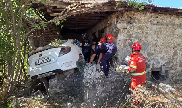 Muğla'da otomobilin eve çarptığı kazada sürücü hayatını kaybetti, nişanlısı yaralandı