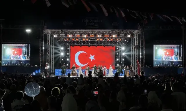 Samsun'da 36. Uluslararası Halk Oyunları Festivali devam ediyor