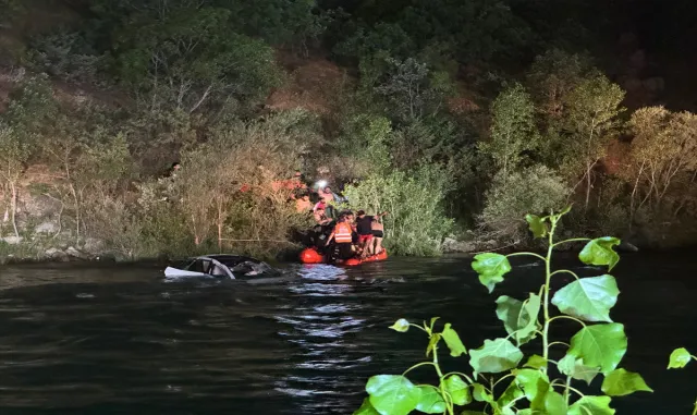 İzmir'de arızalanan otomobile çarpan motosikletin sürücüsü hastanede yaşamını yitirdi