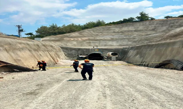 Adana'da içme suyu tünel hattındaki göçükte ölü sayısı 2'ye çıktı