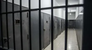 Adana'da kızını rahatsız ettiği iddiasıyla bir genci öldüren sanığa 15 yıl hapis cezası verildi 