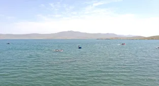 Ağrı'daki Balık Gölü doğal güzellikleriyle yaz tatilinde ziyaretçilerini ağırlıyor