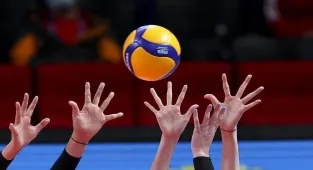 Asya'da yılın voleybol başantrenörü seçilen Ferhat Akbaş, ödülünü aldı