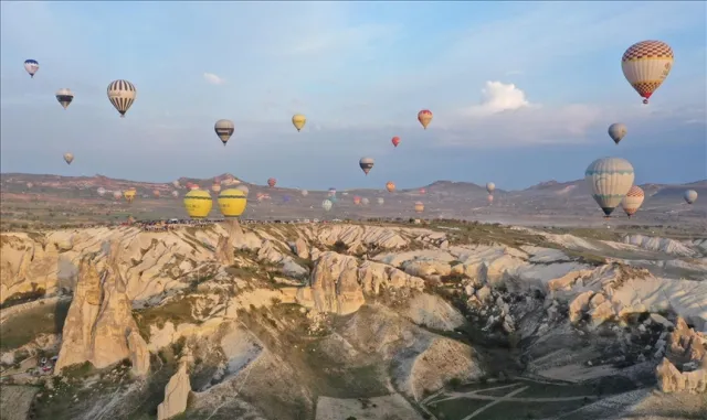 Avusturyalı wingsuit sporcusu Waltenspiel, Kapadokya'da balonlar arasında uçtu
